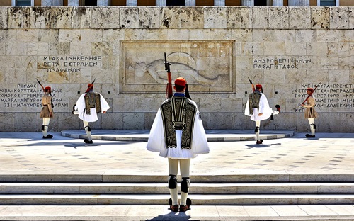 2 change-of-the-guard-Greece Specialty Tours Private Luxury Travel Athens – Bites History